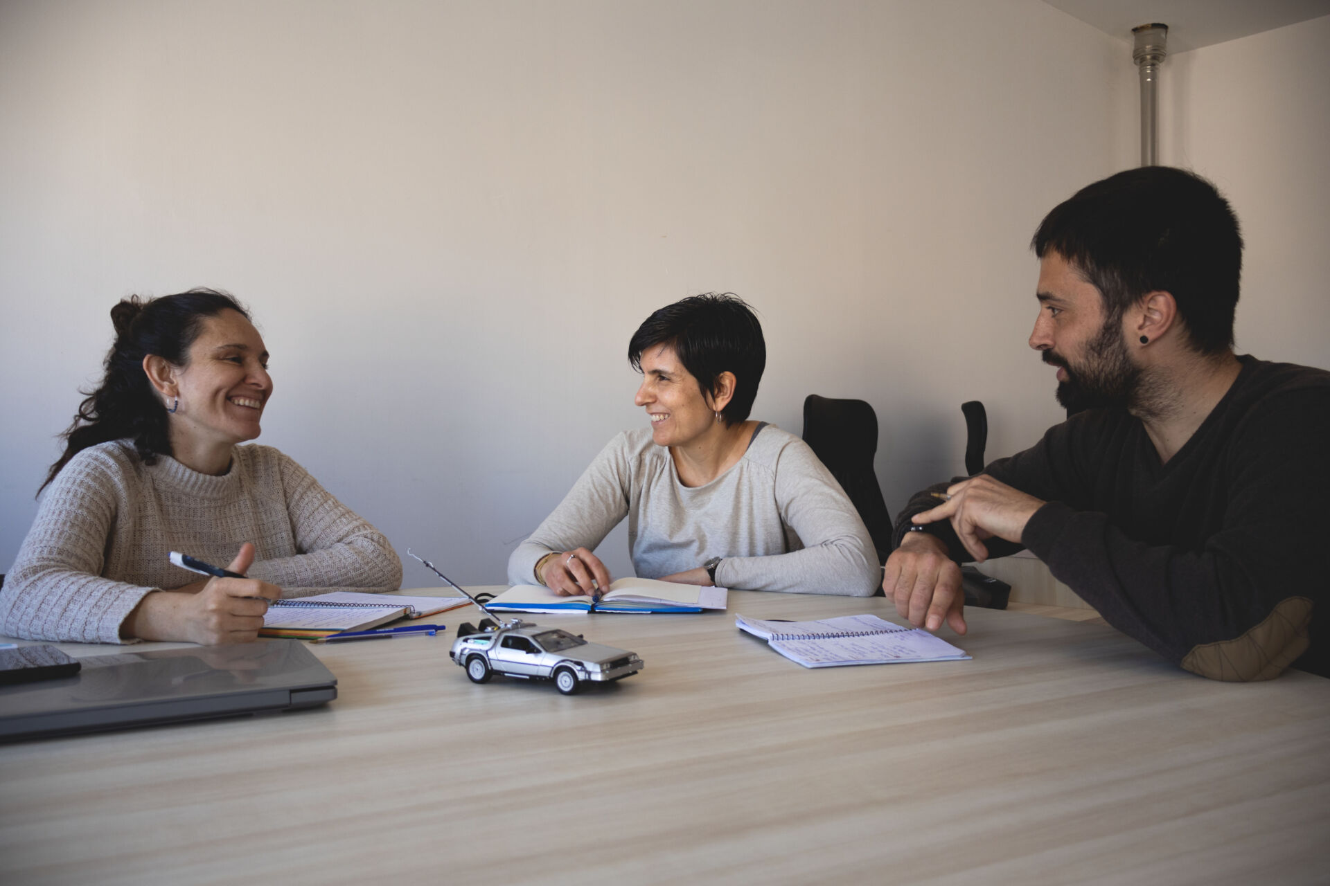 Part de l'equip de Tres Cadires a l'oficina